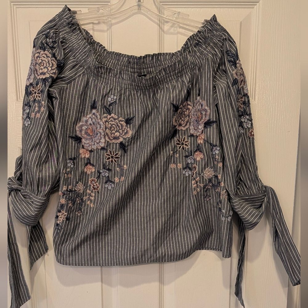 American Eagle Floral Embroidered Off-Shoulder Top Gray Boho Relaxed Babydoll S - Picture 2 of 9